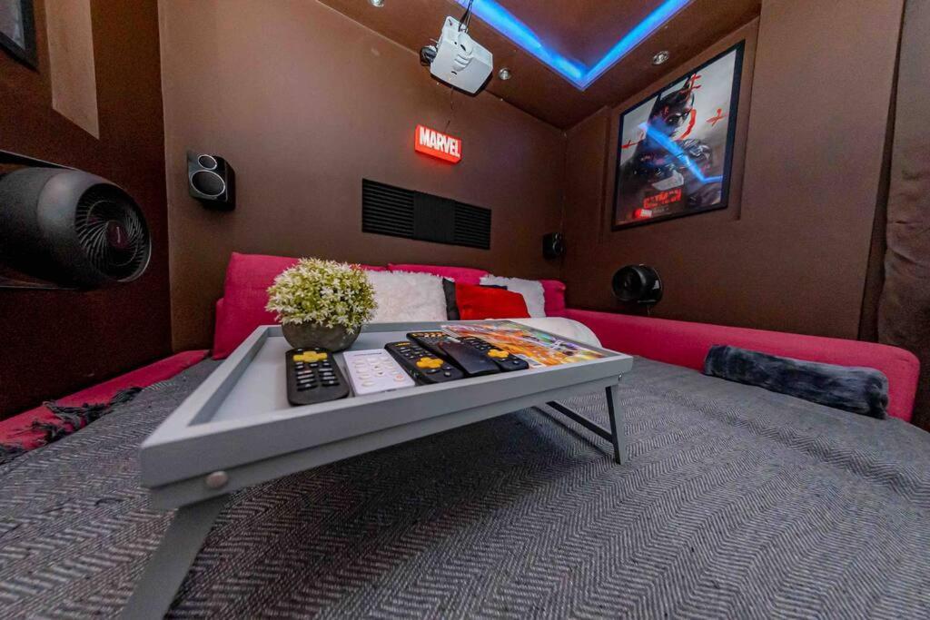 לונדון Unique Home W/Garden Hot Tub, Sauna & Cinema Room מראה חיצוני תמונה